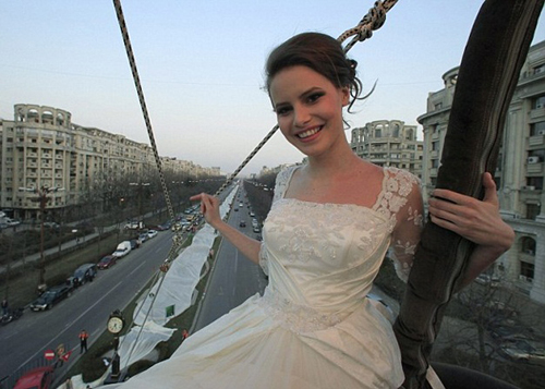 世界最长婚纱 3000米长婚纱裙摆创纪录