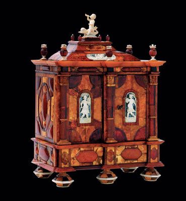 琥珀使这个造型奇特的古董橱柜熠熠生辉。