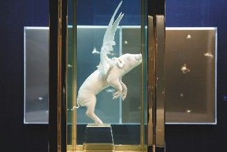 英国前卫艺术家戴米恩?赫斯特的新作“猪说不定也会飞”