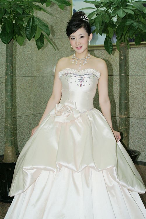 买红妹惊艳单人婚纱照