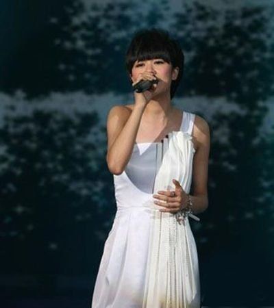 郁可唯同样山寨自Versace09春夏
