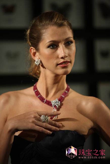 爱她,就送她花样珠宝