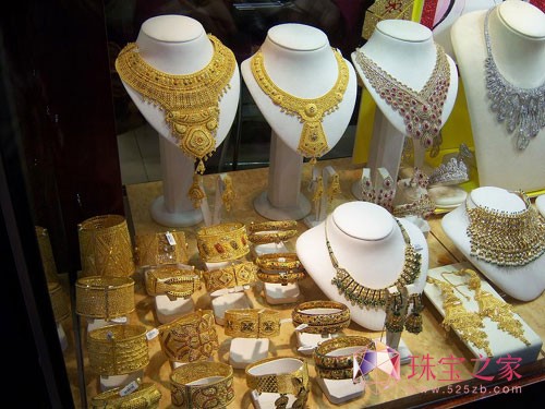 市场的黄金饰品