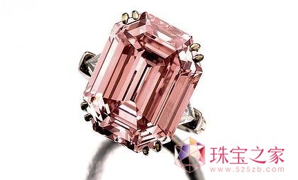 这颗粉钻被镶嵌在戒指上,属于罕见的Type IIa级别