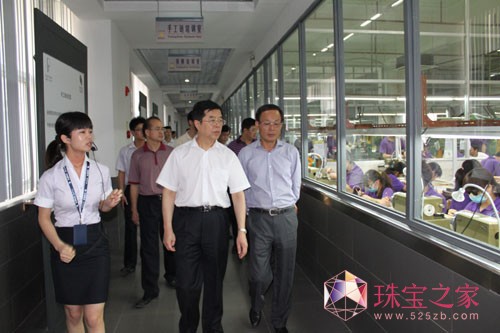 宝福珠宝薛楚亮董事长陪同深圳市人居环境委主任刘忠朴等领导参观珠宝园生产车间