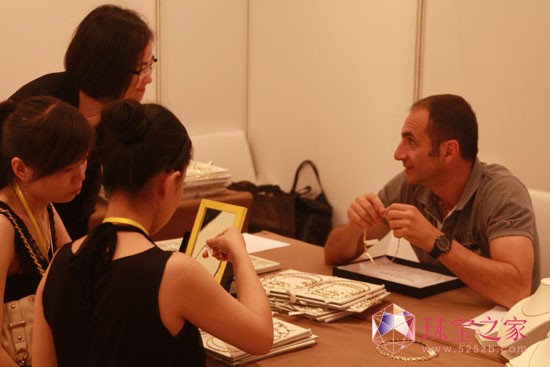 “意饰·格调奢华”2011意大利厂商k-gold订货会意大利商人为客户讲解产品