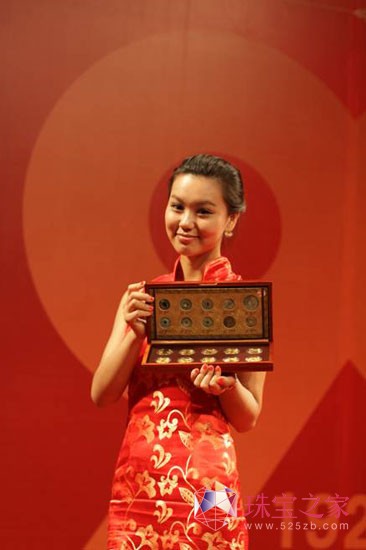 国富金《建党90周年纪念金》模特秀