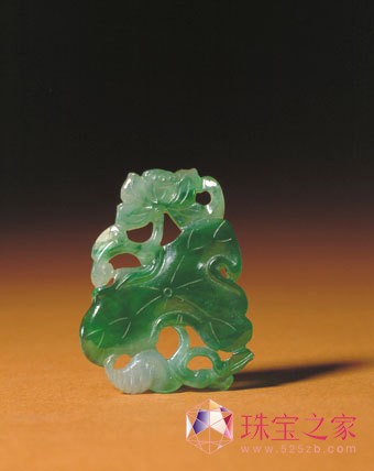 翠镂雕荷花坠
