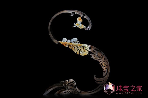 以玉蝉的生命过程寓意中国文化复兴的作品   “新生”