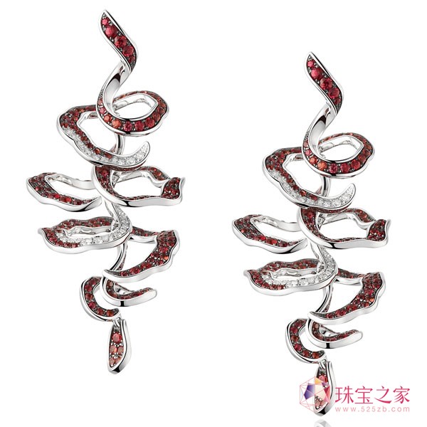 Ribbon Dance丝舞钻饰系列耳环，参考价格：RMB19,980~RMB39,980
