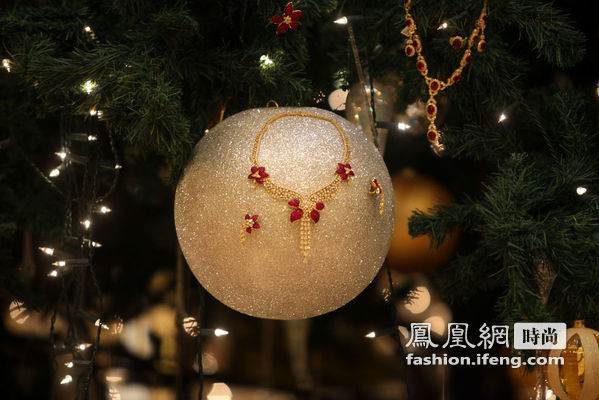 用珠宝做挂饰的圣诞树 价值1100万美元