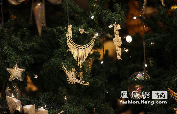 用珠宝做挂饰的圣诞树 价值1100万美元