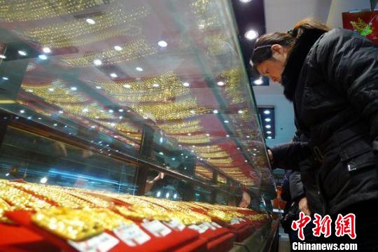 南京宝庆银楼太平南路总店内，一位消费者正在选购黄金饰品。 卢辉 摄