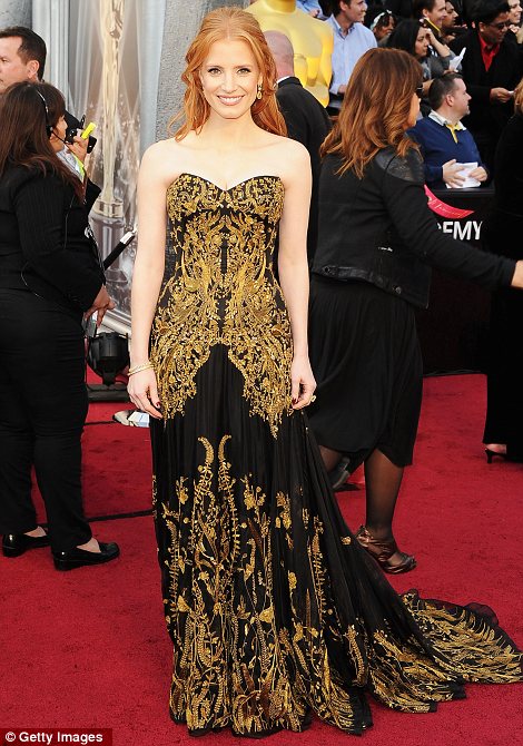 最佳女配角提名者穿千万黄金裙亮相奥斯卡红毯