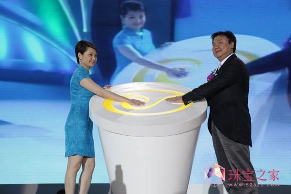 袁莉与粤豪珠宝总裁周德奋先生共同启动翡翠时尚盛典启幕仪式