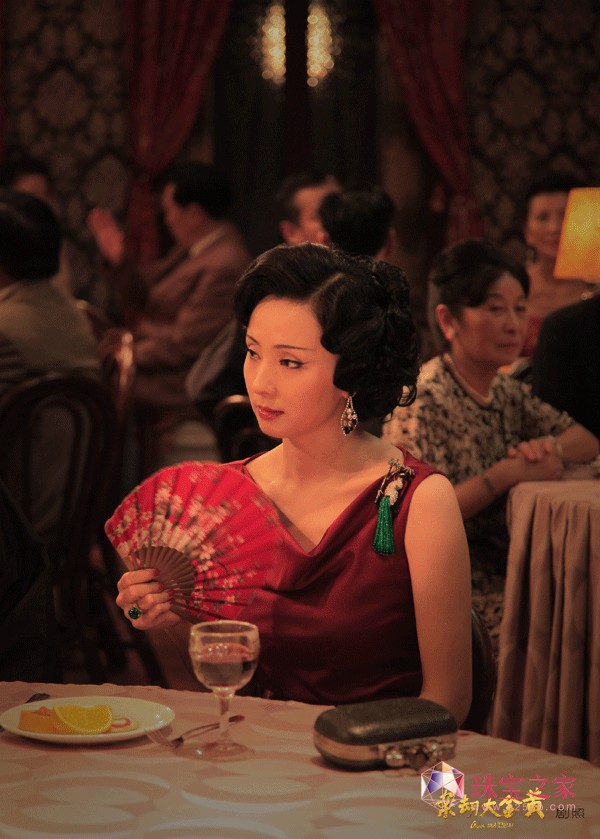 小陶虹在影片中佩戴祖母绿胸针吊坠“疏影栖羽”