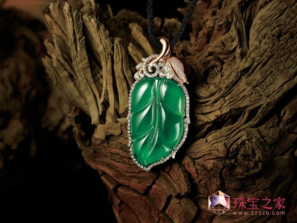 深圳晶永恒的翡翠，吊坠满绿翡翠用K金、钻石镶嵌，项链是满绿的蛋面翡翠，同样属上上品，兼具时尚和大气。