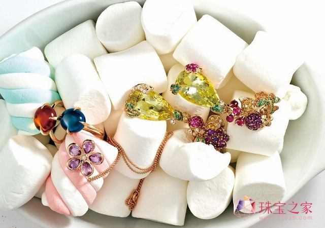 彩色宝石价格上也具有相当的广泛性，到高贵奢华的蓝宝石、红宝石等四大宝石，到平常百姓家的芙蓉石等，而且即使是同一种彩色宝石，也有高档低档之分，可以满足不同消费人群需要，但颜色、外观上依然是彩色宝石的多彩艳丽。