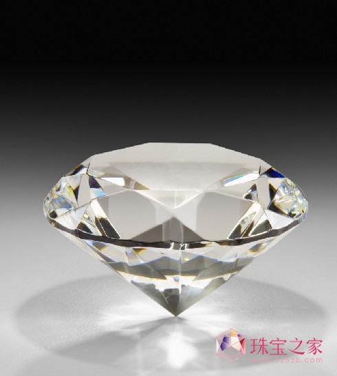 “钻石商品满3年后,消费者可以获得升值回购”的承诺,吸引了很多客人,因为大家觉得“可以白戴三年钻饰品”,还可以赚钱,相当有诱惑力。然而,这个看似稳赚的回购业务,却存在着不少风险,而这些风险最终将由消费者买单。