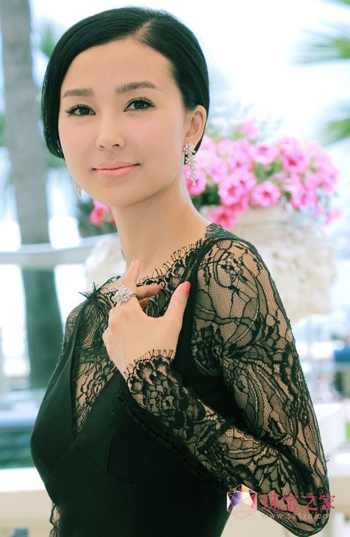 姚星彤惊艳戛纳 温婉气质塑造东方新美 姚星彤选择的GMOND吉盟珠宝专为明星定制的“红毯系列”的一套“皇家桂冠”钻饰，低调精致，贵气袭人，中和了Elie Saab黑色礼服沉闷感觉，让她显得性感神秘。该系列的另外一套“承诺”钻石耳坠也让她尽显优雅性感。