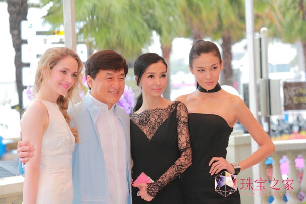 姚星彤选择的GMOND吉盟珠宝专为明星定制的“红毯系列”的一套“皇家桂冠”钻饰，低调精致，贵气袭人，中和了Elie Saab黑色礼服沉闷感觉，让她显得性感神秘。该系列的另外一套“承诺”钻石耳坠也让她尽显优雅性感。