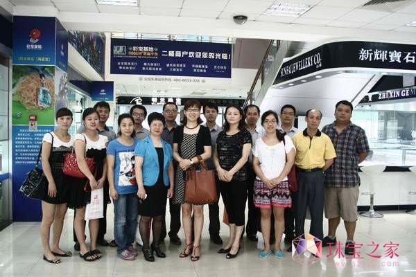 创业者在水贝黄金珠宝创业园合影