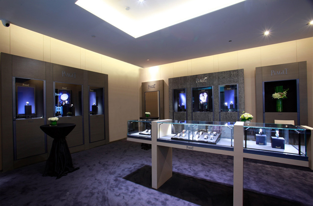 伯爵(Piaget)大连麦凯乐专卖店于6月14日举行盛大开幕典礼。当天,品牌中国区行政总裁慕容韬、大连锦华钟表珠宝公司总经理刘忠阳、麦凯乐大连总店副总经理邵昉亲临现场,携手著名影星秦岚共同为新店剪彩。