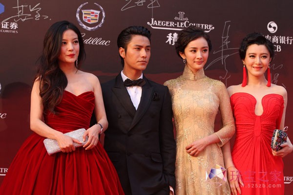 杨幂佩戴戴比尔斯钻石珠宝与《画皮2》剧组一同亮相第15届上海电影节开幕仪式