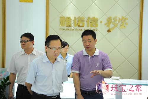 领导一行人参观水贝国际珠宝交易中心的雅诺信·彩宝展示厅