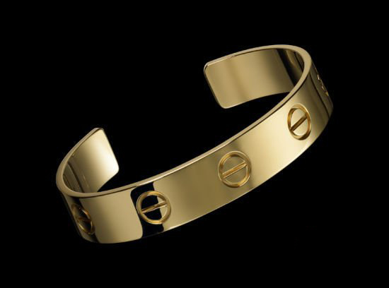 卡地亚的LOVE系列珠宝是卡地亚众多系列中的经典之作。男士指环线条简约,劲酷有型,展现品位男性的阳刚美感,同时又不失精致唯美。不论黄K金还是白K金,无论戒指或手镯,经典的螺丝标记都具有标识性。