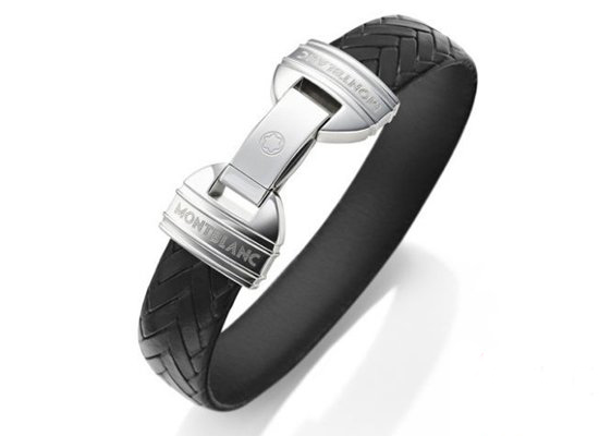 万宝龙Young Meisterstück系列皮手镯设计大胆并富有几何线条美,硬朗的线条体现了男性的阳刚之美。