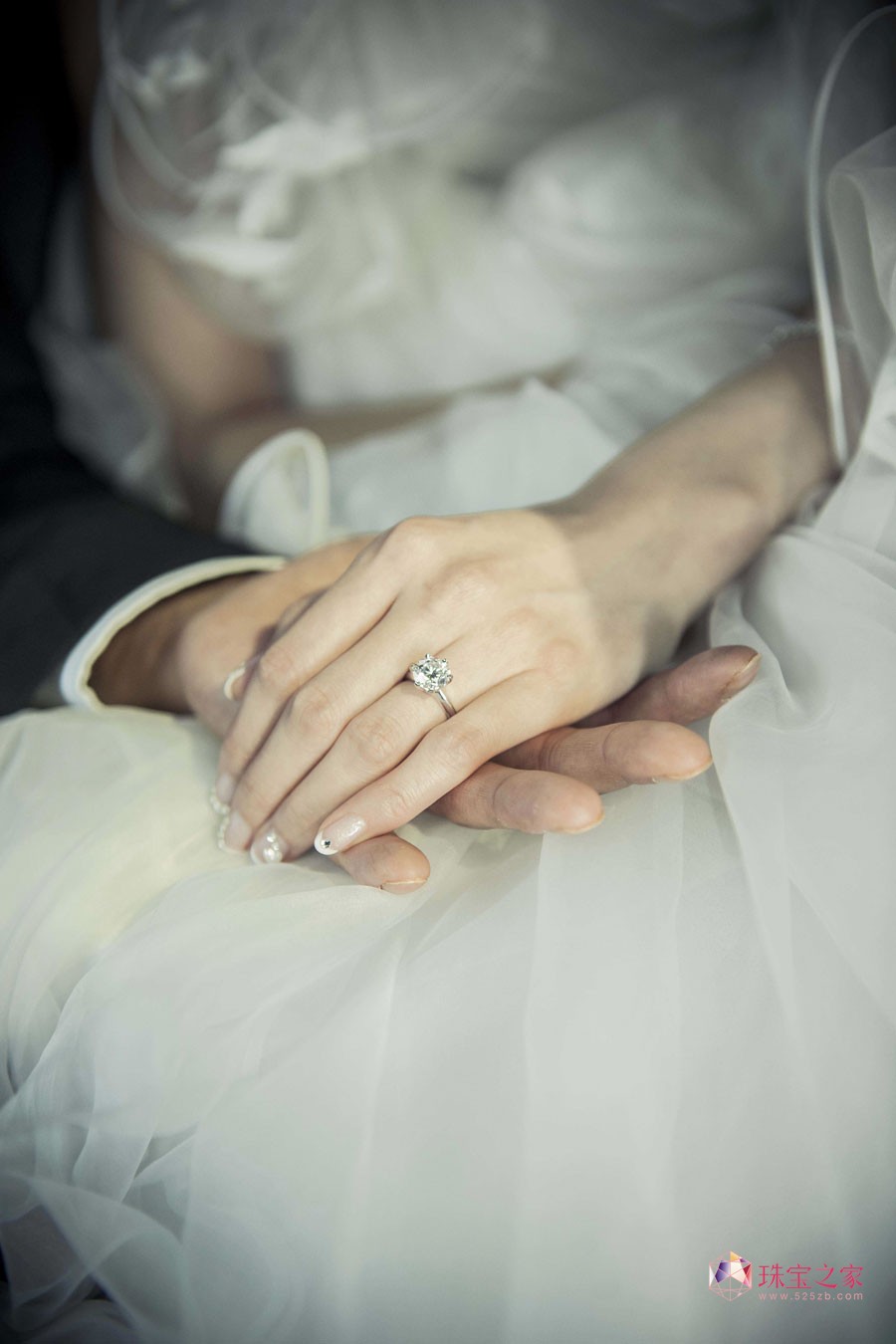 谢杏芳佩戴蒂芙尼六爪婚戒