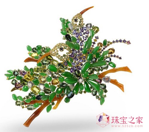 周大福翱翔翠拥 绿翡翠、绿碧玺