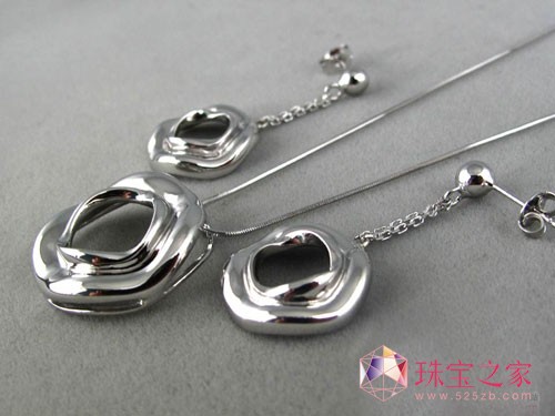 银饰品搭配服装有学问