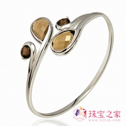 根据你的肤色选择合适的银饰品