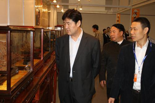 中国珠宝玉石首饰行业协会领导参观珠宝展