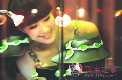 小心买到翡翠仿制品:揭秘那些长得像翡翠的玉石