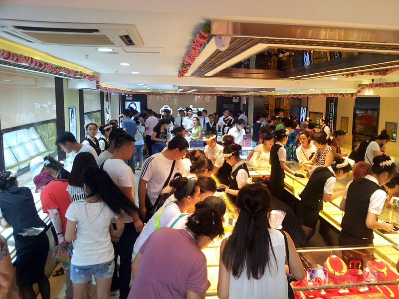 金叶珠宝逆市出击 半个月连开四店势头强劲哈尔滨旗舰店开业盛况