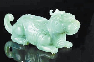2012年北京保利秋季拍卖会上清乾隆御制翡翠雕辟邪水丞以4945万元成交。