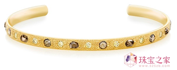 时尚缪斯高圆圆佩戴戴比尔斯钻石珠宝闪耀出席品牌开幕式