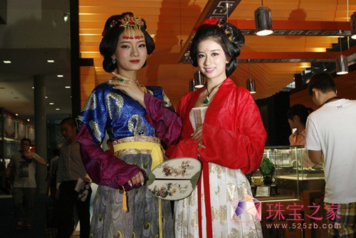 名模完美演绎“玉龙山庄”大师级翡翠