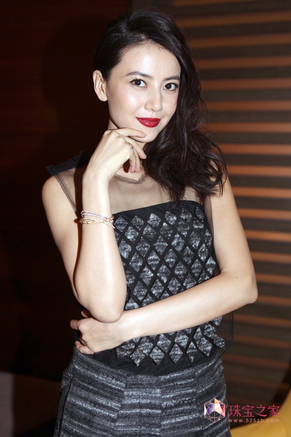 时尚缪斯高圆圆佩戴戴比尔斯钻石珠宝闪耀出席品牌开幕式