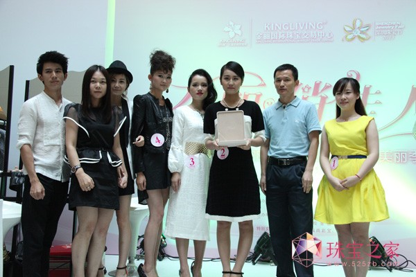 专业造型团队为四位幸运女孩现场造型