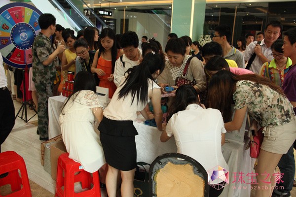 参与活动的市民朋友都获得了金丽中心送出的精美礼品