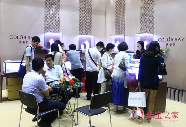 格莱贝珠宝吸引众观展人士驻足观赏