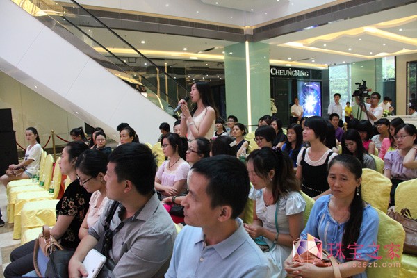 现场观众与郑老师互动交流珠宝知识