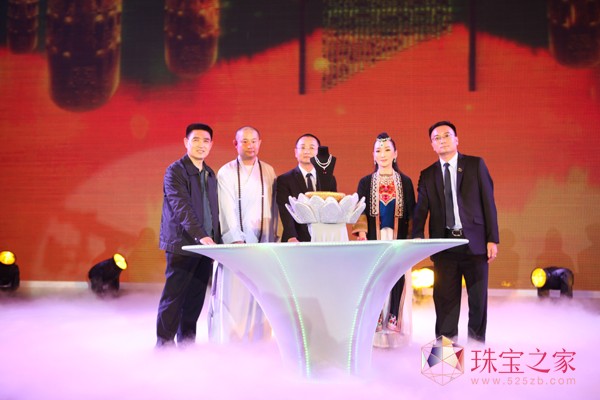 中国关工委公益文化中心主任李国强、印能法师、董事长苏日明、萨顶顶、总经理苗志国（从左至右）启动代言项目