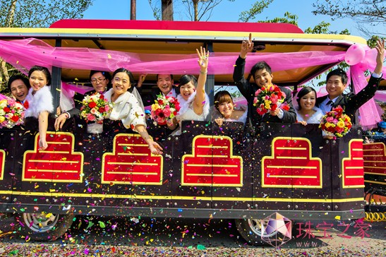 参加“201314·饰说新语”集体婚礼的新人在长鹿农庄巡游