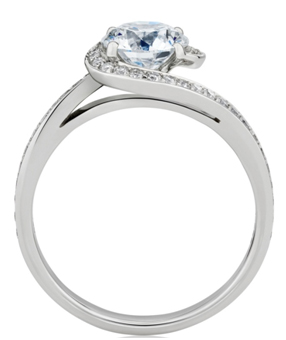 DE BEERS婚嫁珠宝系列新成员 Caress订婚戒指以动人的姿态讲述着守护幸福的永恒传奇。