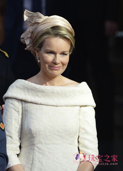 比利时王妃一款耳环搭出多变造型
